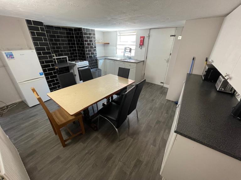 5 bedroom house for rent Brudenell Road, Leeds, LS6 1HA UniHomes