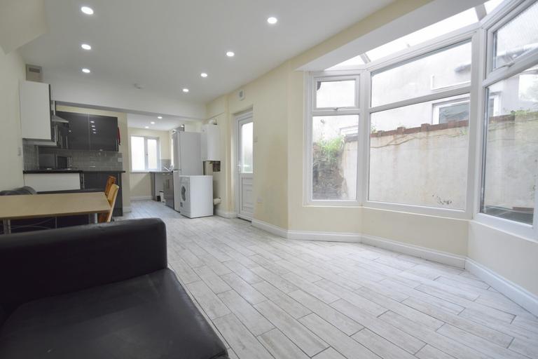 Llantrisant Street, Cathays, Cardiff, CF24 4JB