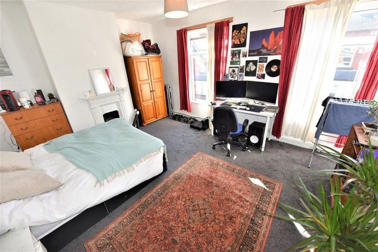 Hessle Terrace, Hyde Park, Leeds, LS6 1EQ