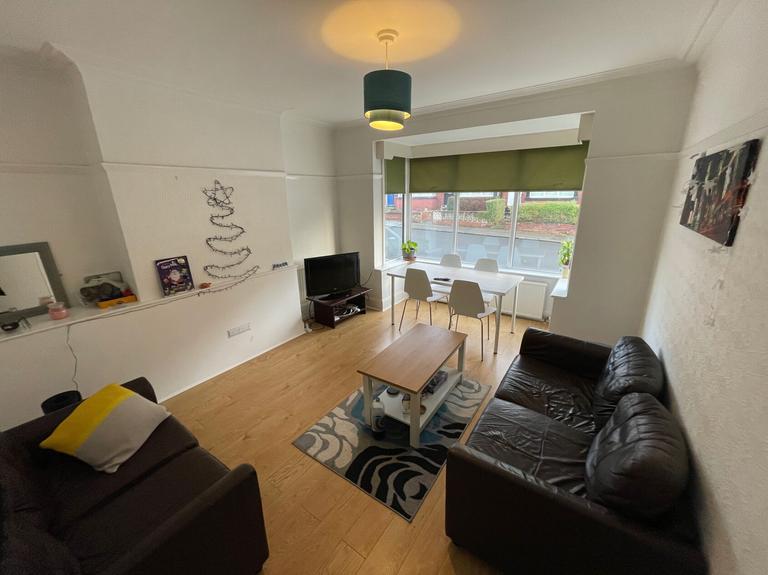 Estcourt Avenue, Headingley, Leeds, LS6 3ET