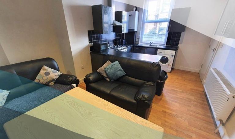 Delph Mount, Woodhouse, Leeds, LS6 2HS