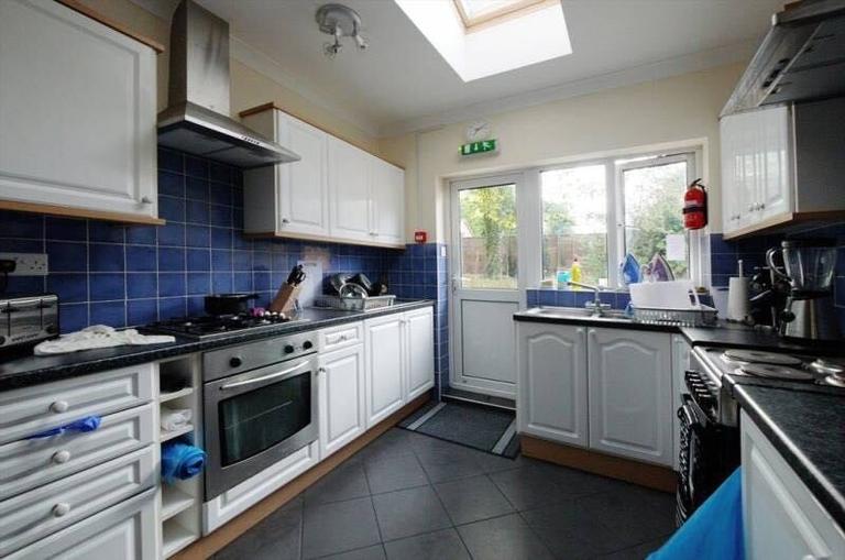 Gunnersbury Lane, Ealing, London, W3 9BB