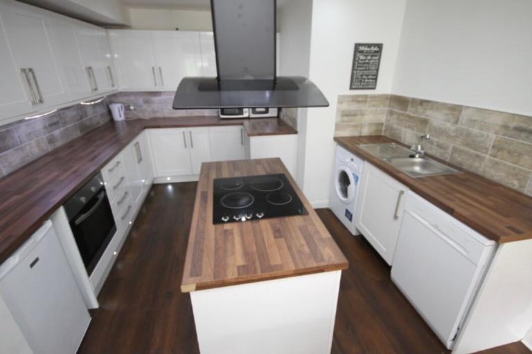 Headingley Mount, Headingley, Leeds, LS6 3EW