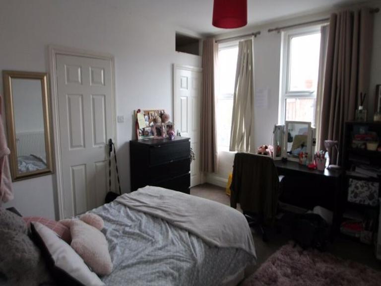 Queens Road, Hyde Park, Leeds, LS6 1HU