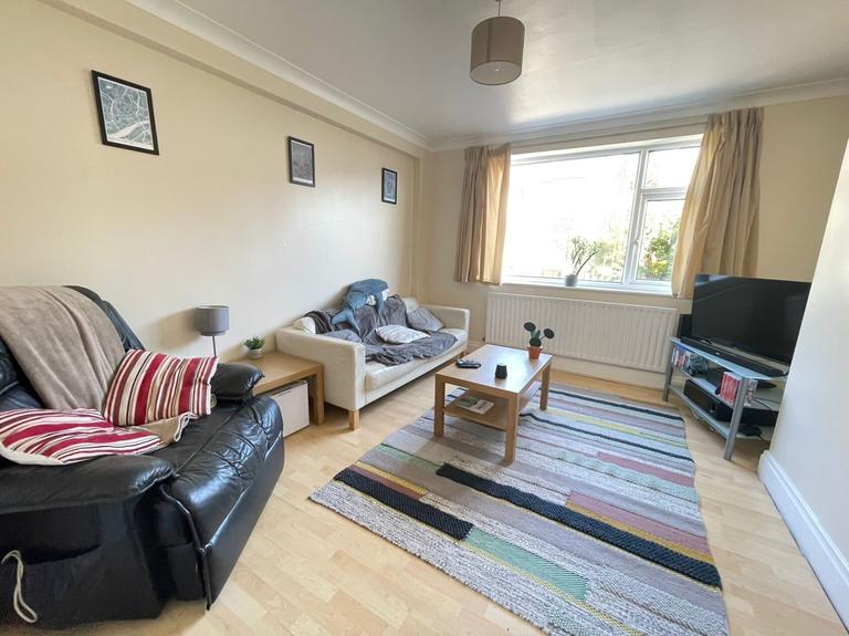 3 bedroom house for rent Headingley Lane, Leeds, LS6 1AA UniHomes