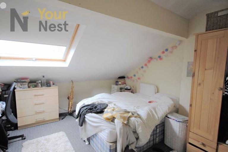 Kirkstall Lane, Headingley, Leeds, LS6 3EJ