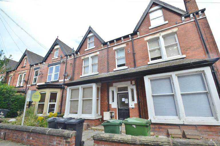 Oakwood Avenue, Hyde Park, Leeds, LS8 2HZ