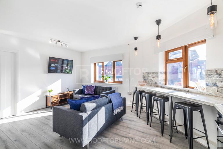 Queens Road, Hyde Park, Leeds, LS6 1HY