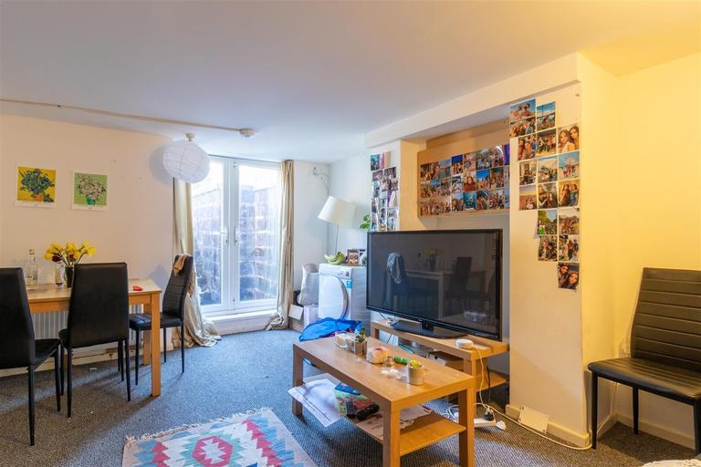 Royal Park Avenue*, Hyde Park, Leeds, LS6 1EZ