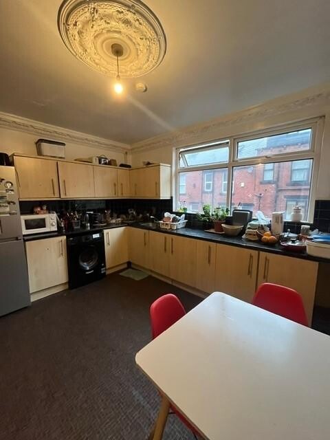 Manor Drive, Hyde Park, Leeds, LS6 1DD