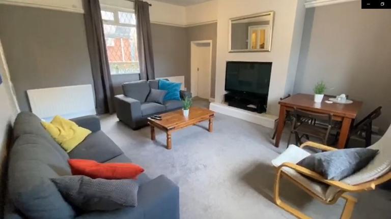 Oakwood Lane, Hyde Park, Leeds, LS8 3DD