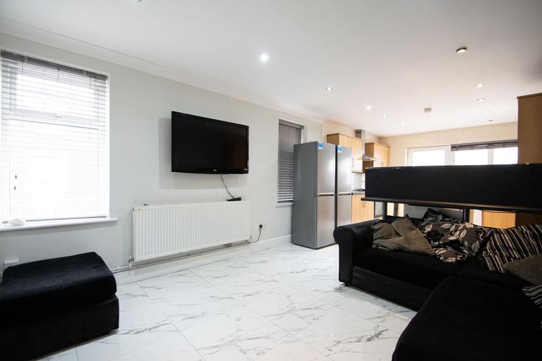 Moy, Roath, Cardiff, CF24 4SH