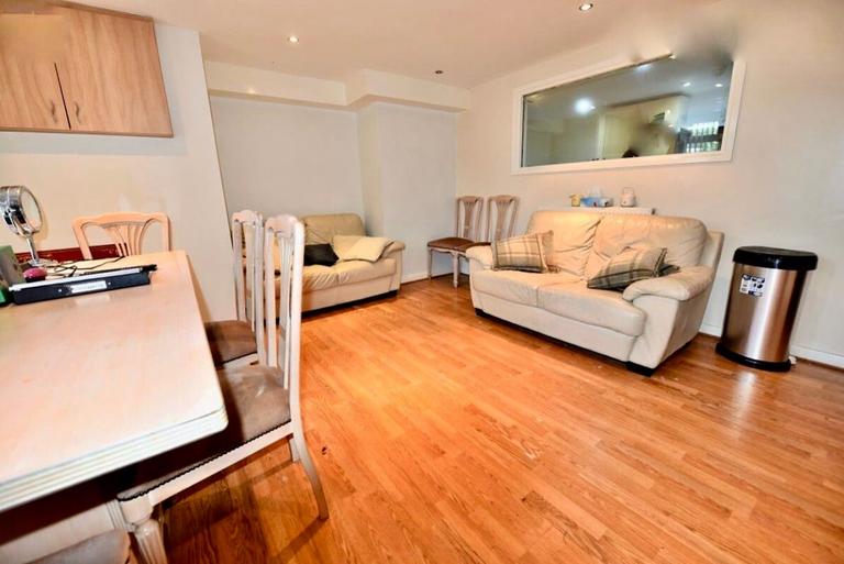 Wood Lane, Headingley, Leeds, LS6 2AE