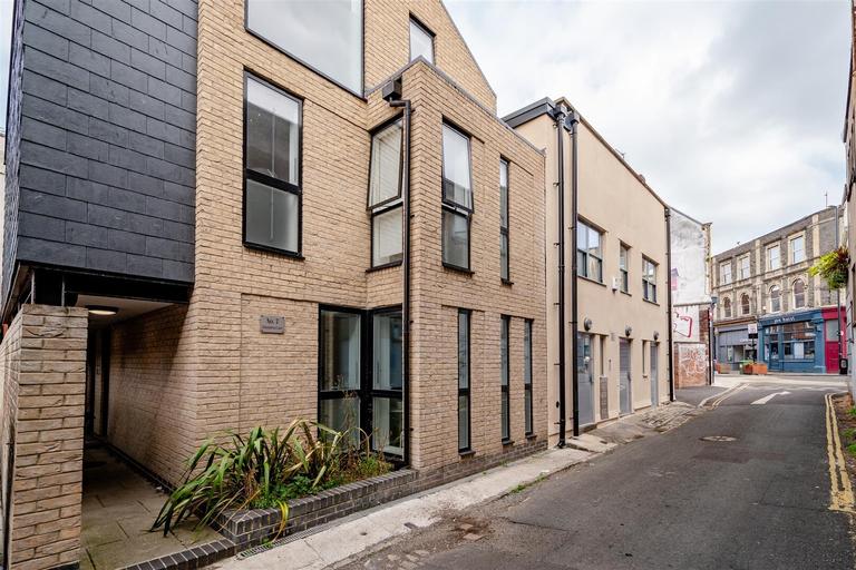 Hampton Lane, Clifton, Bristol, BS6 6LE