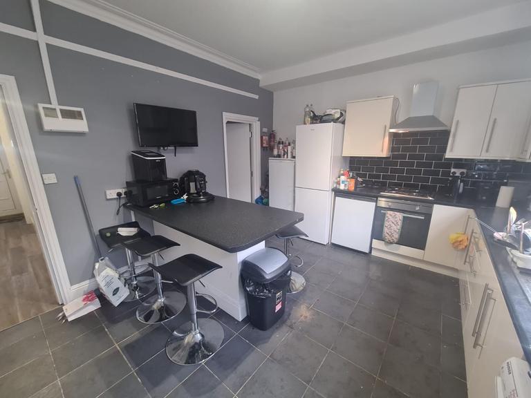 Ashville View, Hyde Park, Leeds, LS6 1LT