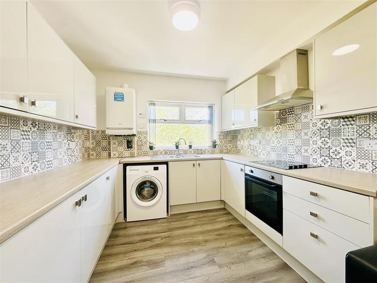 Radford Road, Radford, Nottingham, NG7 5EH