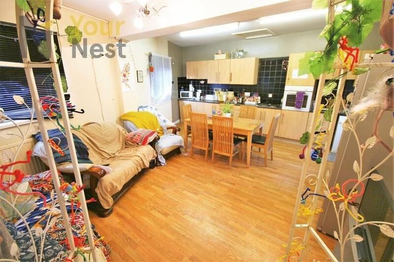 Chiswick Street, Hyde Park, Leeds, LS6 1QE