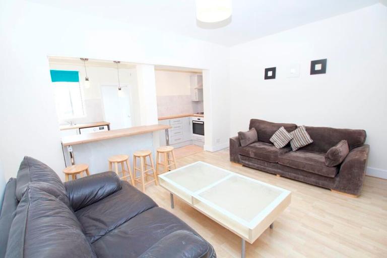 4 bedroom house for rent Kingston Road, Surrey, KT3 3RX UniHomes