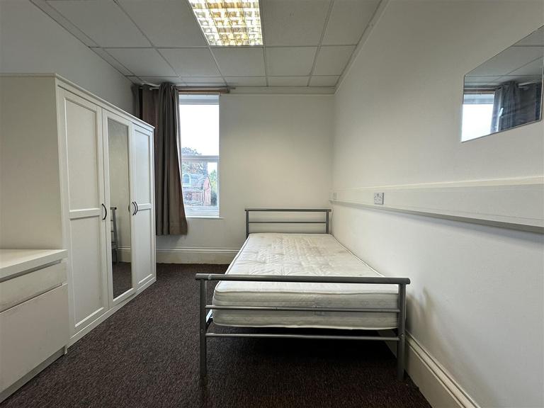 Clarkegrove Road, Broomhill, Sheffield, S10 2NH