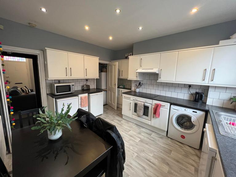 School View, Hyde Park, Leeds, LS6 1EN