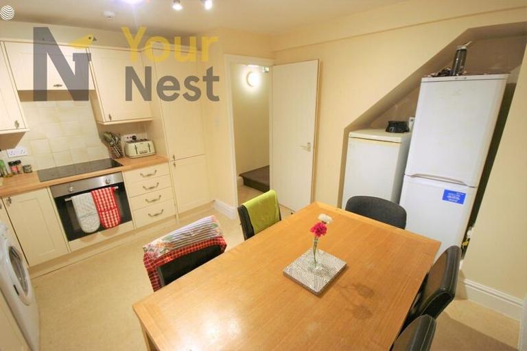 Newport Mount, Hyde Park, Leeds, LS6 3DB