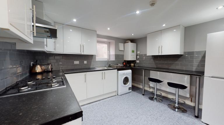 Welton Mount, Hyde Park, Leeds, LS6 1ET