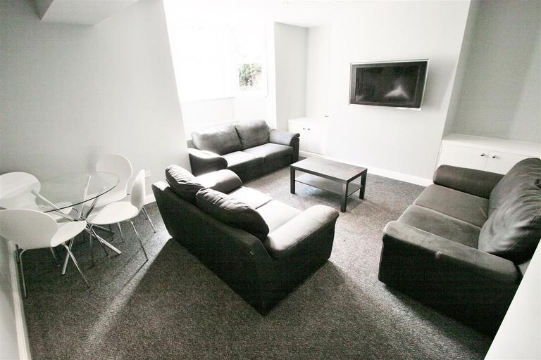 Brudenell Mount, Hyde Park, Leeds, LS6 1HT