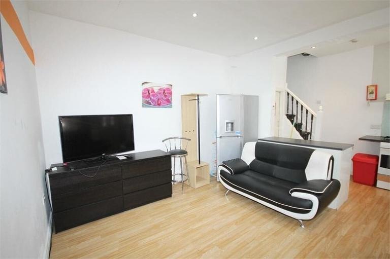 Autumn Avenue, Hyde Park, Leeds, LS6 1RE
