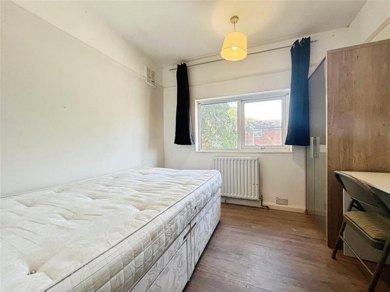 Larchwood Drive, Egham, Surrey, TW20 0SH