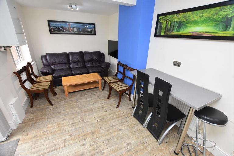 4 bedroom house for rent Cadleigh Gardens, Birmingham, B17 0QB UniHomes