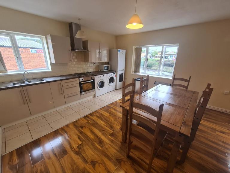 Stonegate Road, Headingley, Leeds, LS6 4HZ