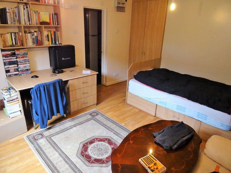 Flat 19, Hyde Park, Leeds, LS6 1BQ