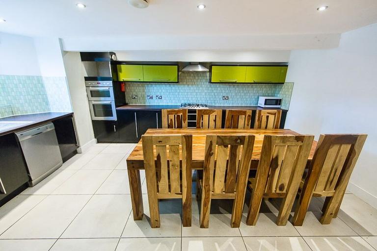 Consort Terrace, Hyde Park, Leeds, LS3 1ET