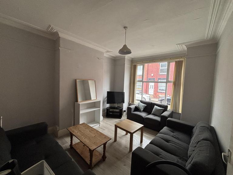 Welton Mount, Hyde Park, Leeds, LS6 1ET