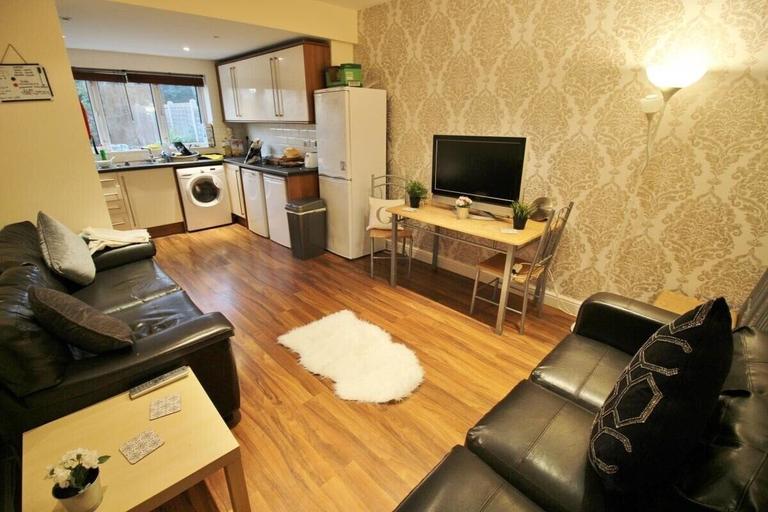 Ash Gardens, Headingley, Leeds, LS6 3LD