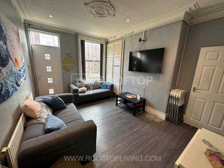 Queens Road, Hyde Park, Leeds, LS6 1HU