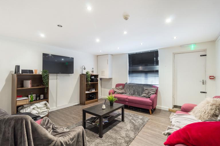 Victoria Road, Hyde Park, Leeds, LS6 1DR