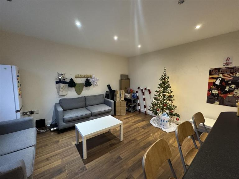Royal Park Grove, Hyde Park, Leeds, LS6 1HQ