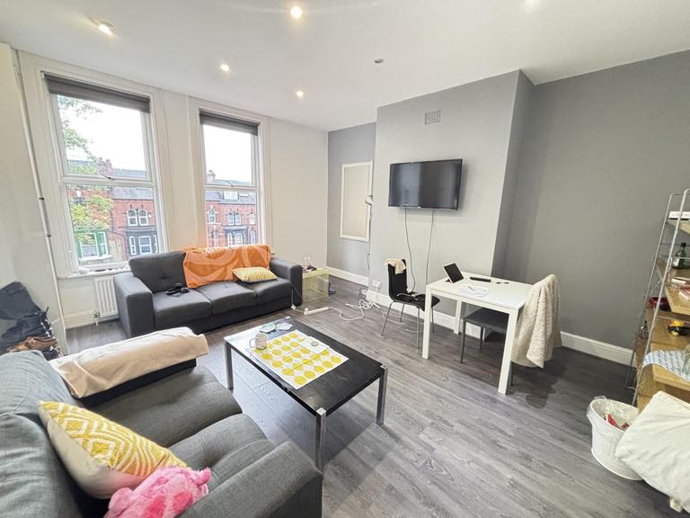 Victoria Road, Hyde Park, Leeds, LS6 1DL