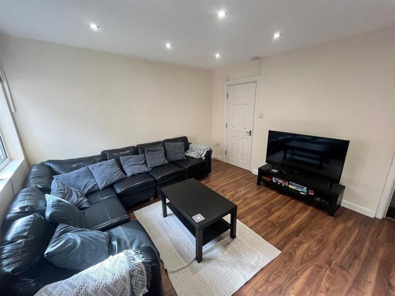Manor Drive, Hyde Park, Leeds, LS6 1DD