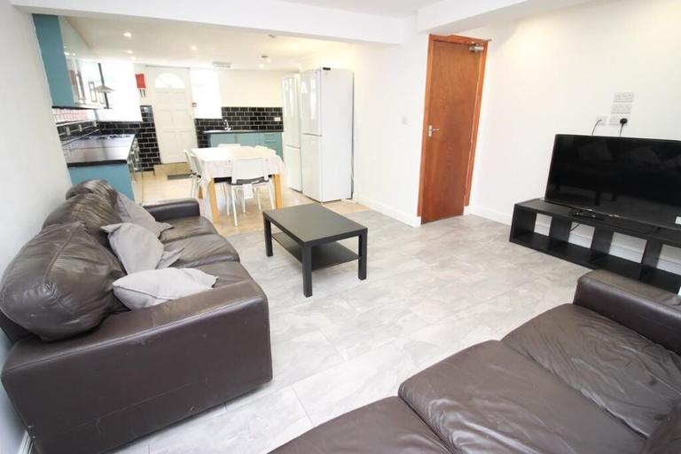 Cardigan Lane, Burley, Leeds, LS4 2LN