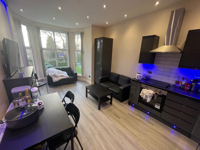 Cliffe Road, Hyde Park, Leeds, LS6 2EZ