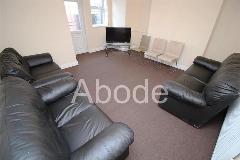 Queens Road, Hyde Park, Leeds, LS6 1HU