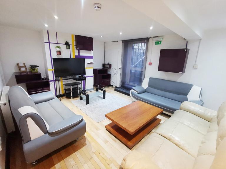 Delph Mount, Woodhouse, Leeds, LS6 2HS