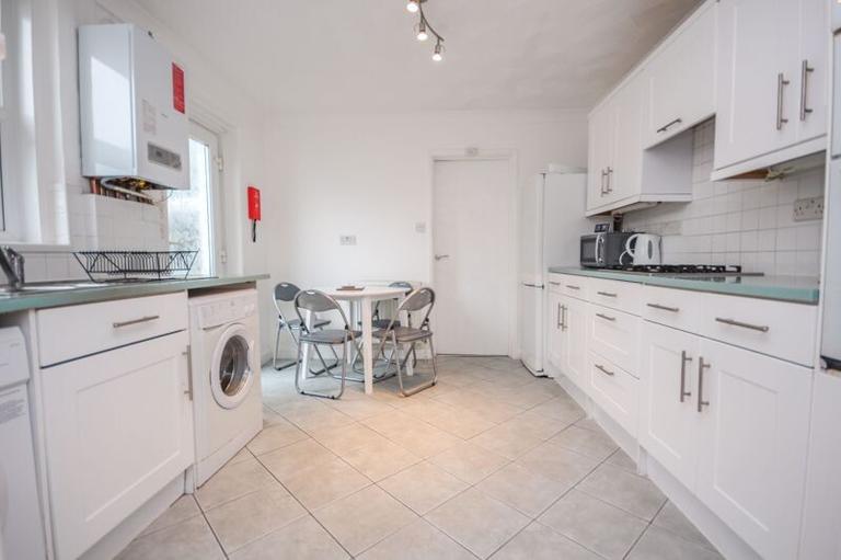 Avon Road, Charminster, Bournemouth, BH8 8SF