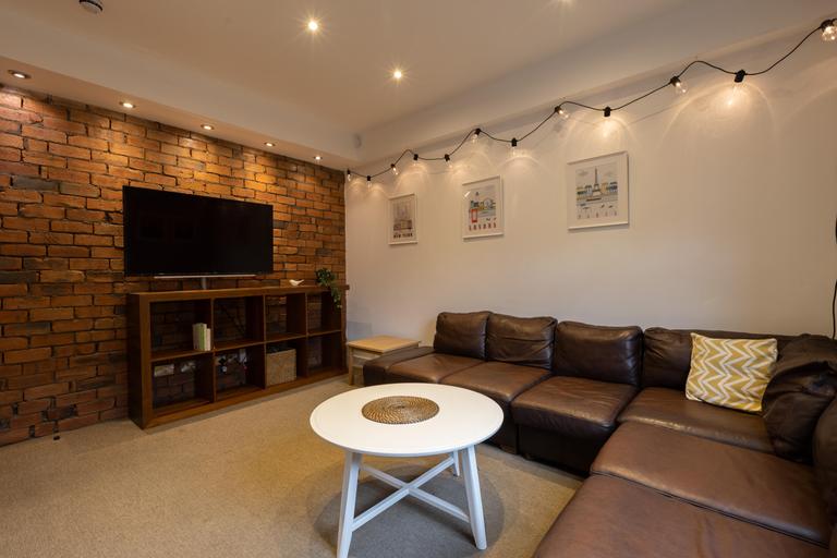 Norwood Grove, Hyde Park, Leeds, LS6 1DT