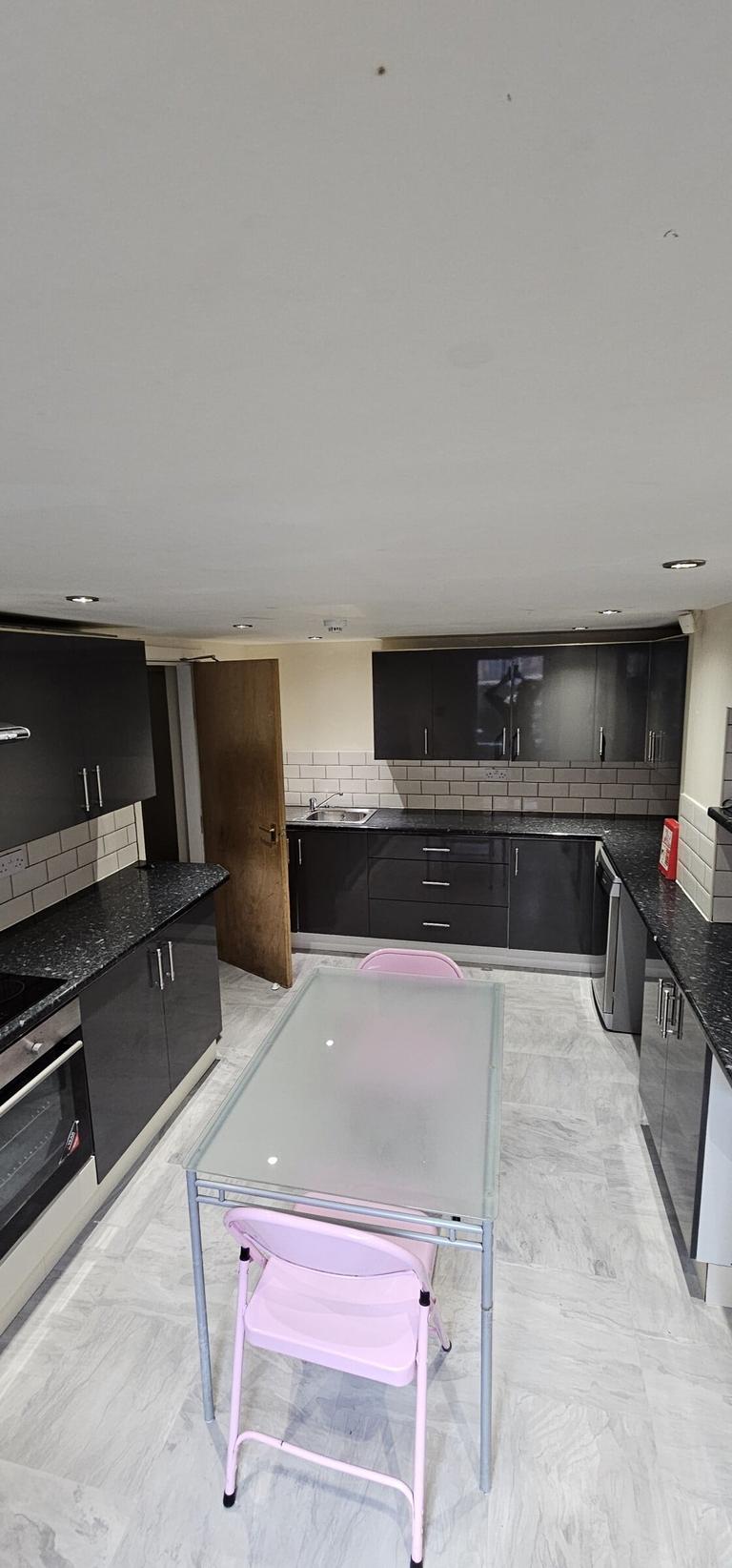 Headingley Avenue, Headingley, Leeds, LS6 3ER