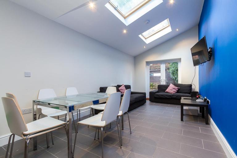 May Street, Cathays, Cardiff, CF24 4EW