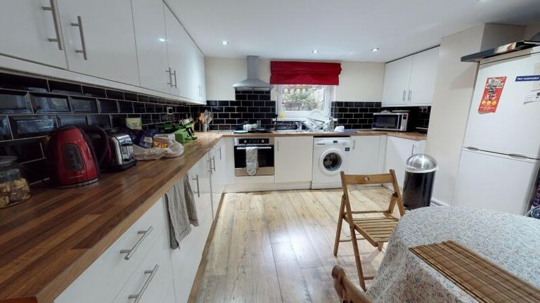 Headingley Avenue, Headingley, Leeds, LS6 3EP