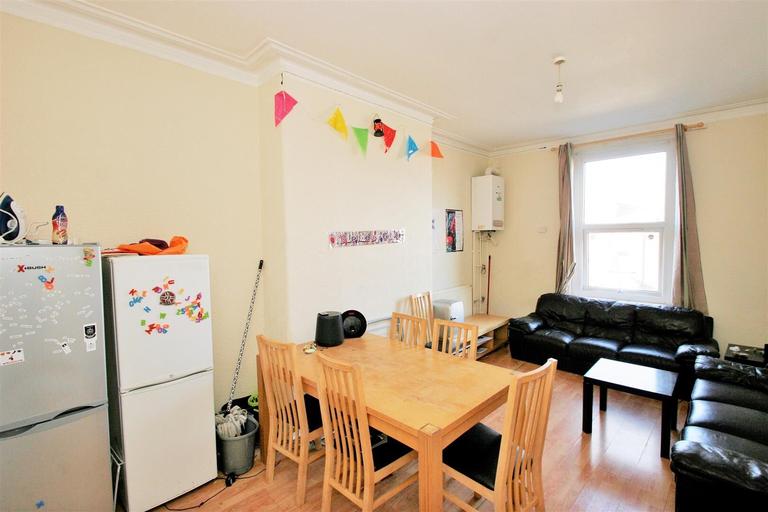 Hyde Park Road (Top), Hyde Park, Leeds, LS6 1AH